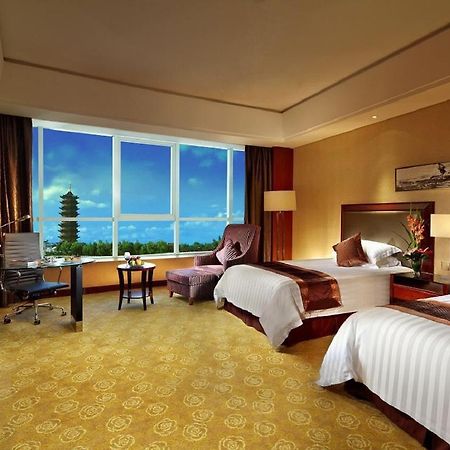 Jurong Yukun New Century Hotel Jiangsu Номер фото